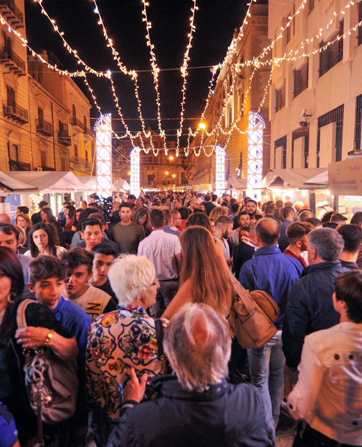 Sicily-food-festival-folla-stand-luci